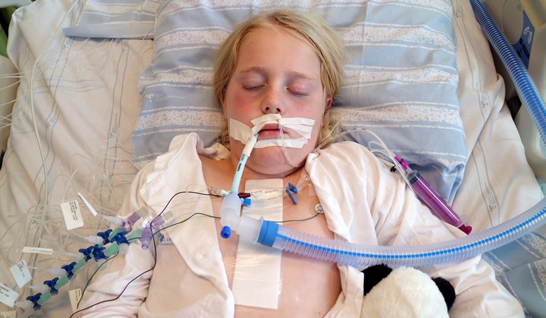 Ett barn med tub och elektroder