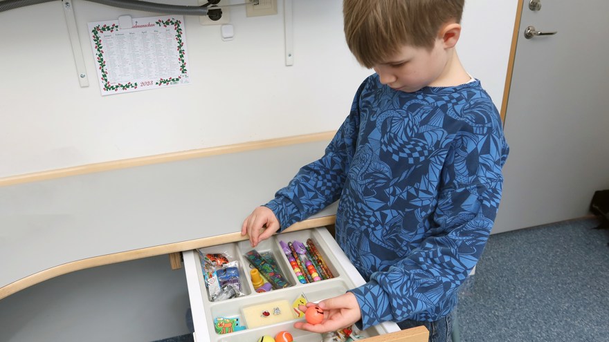 Ett barn väljer en present ur en låda