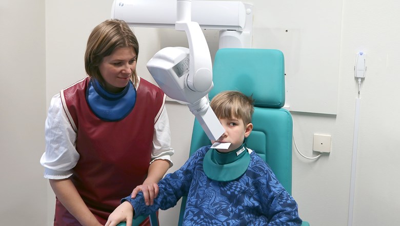 Ett barn röntgar tänderna