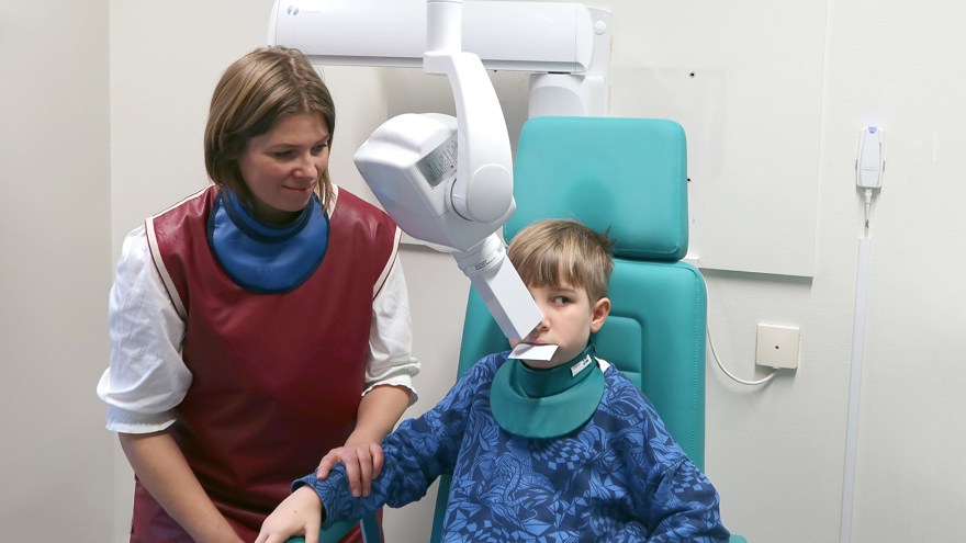 Ett barn röntgar tänderna