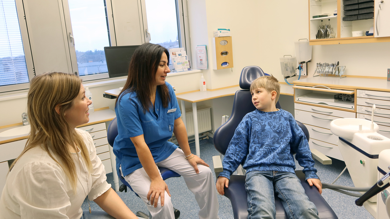 Ett barn i en tandläkarstol