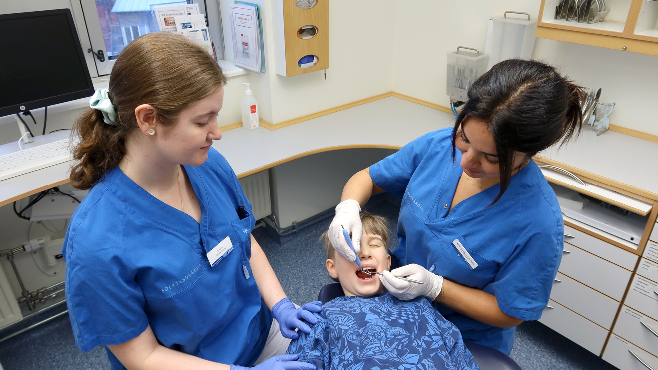 En tandläkare undersöker