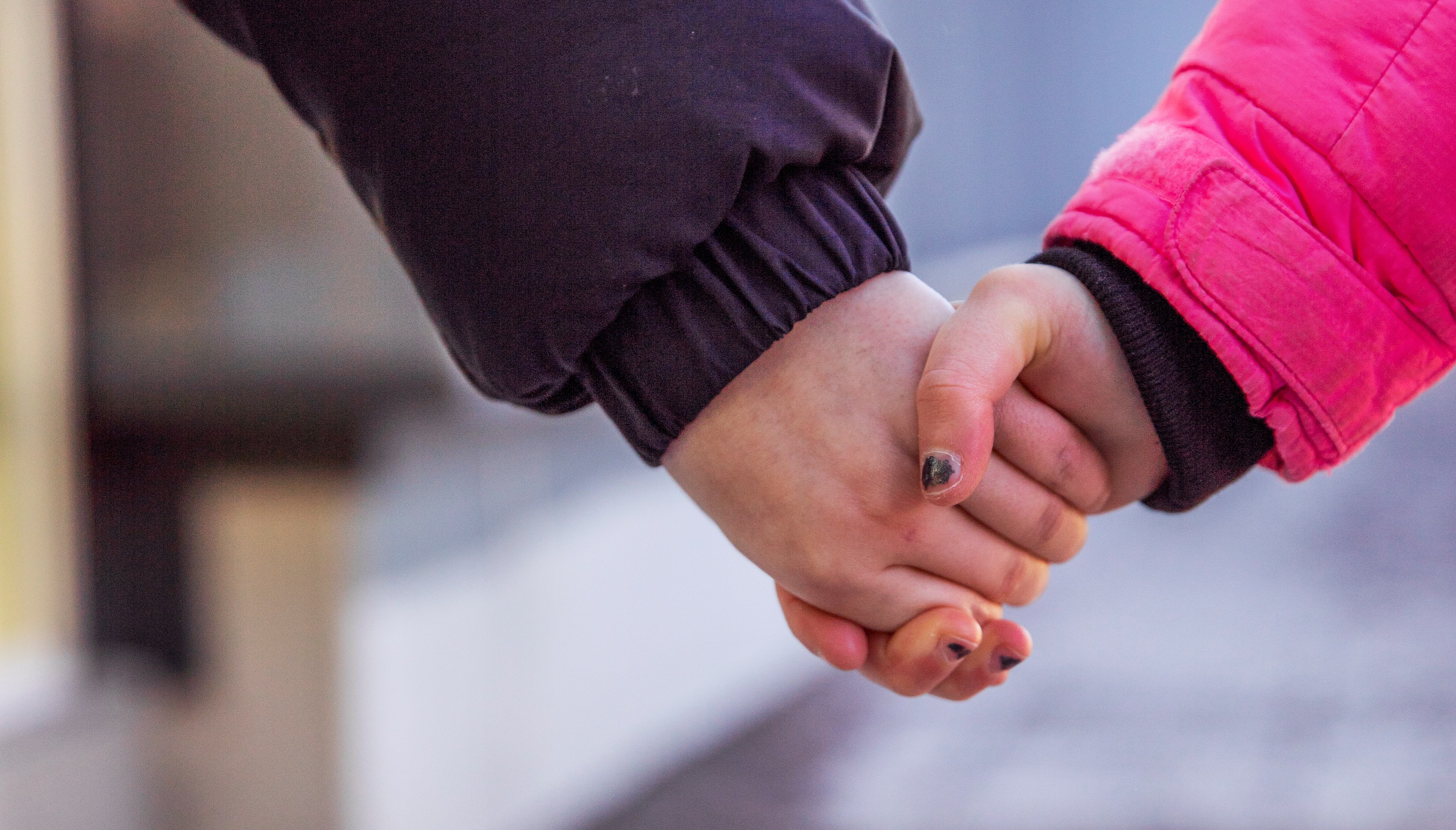 Familj på väg hem efter ett sjukhusbesök