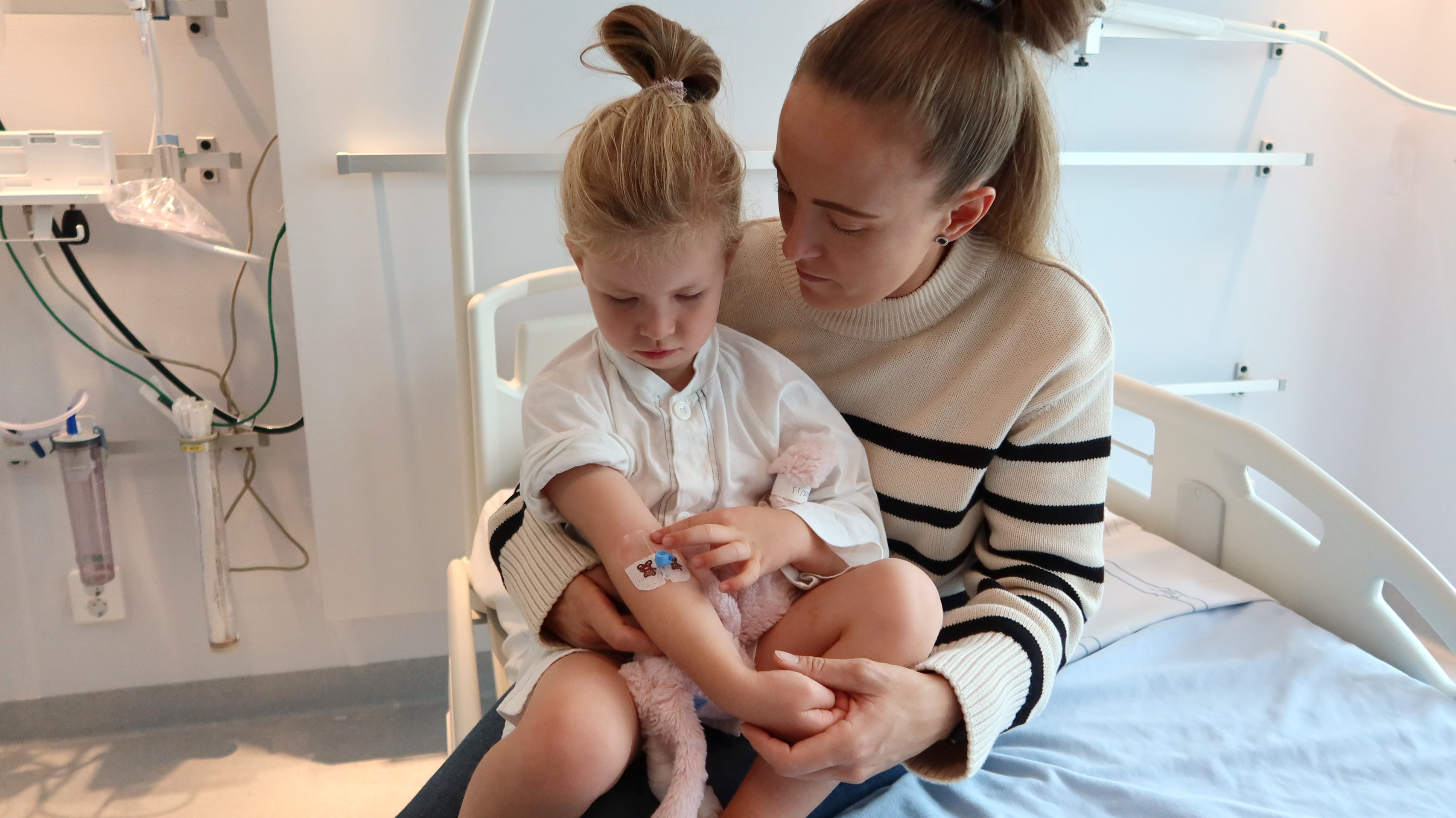 Ett barn har fått en tunn slang i armen