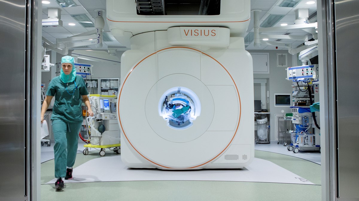 En stor vit magnetkamera i en av sjukhusets hybridoperationssalar.