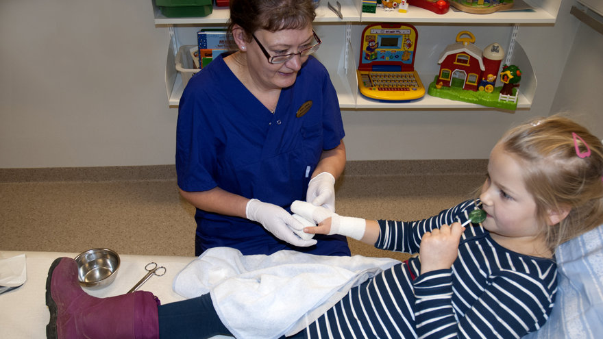 En sjuksköterska lindar gasbinda