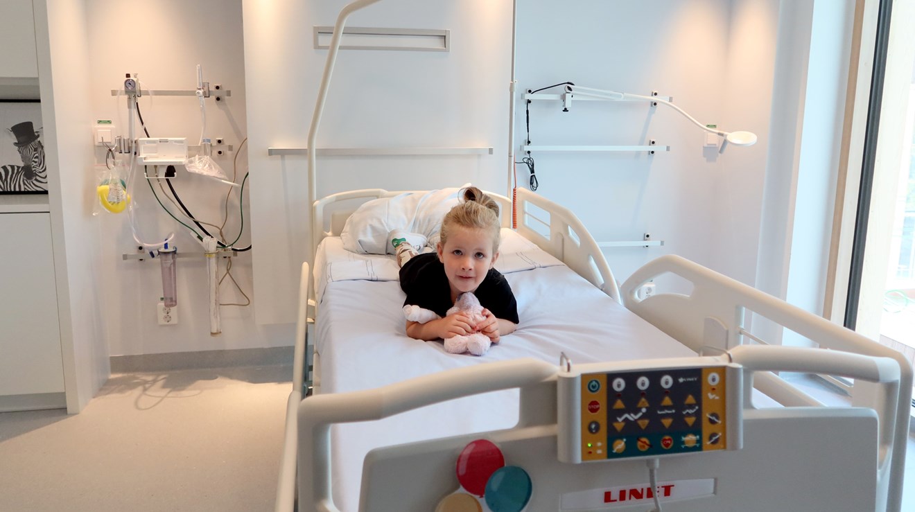 Ett barn i en sjukhussäng
