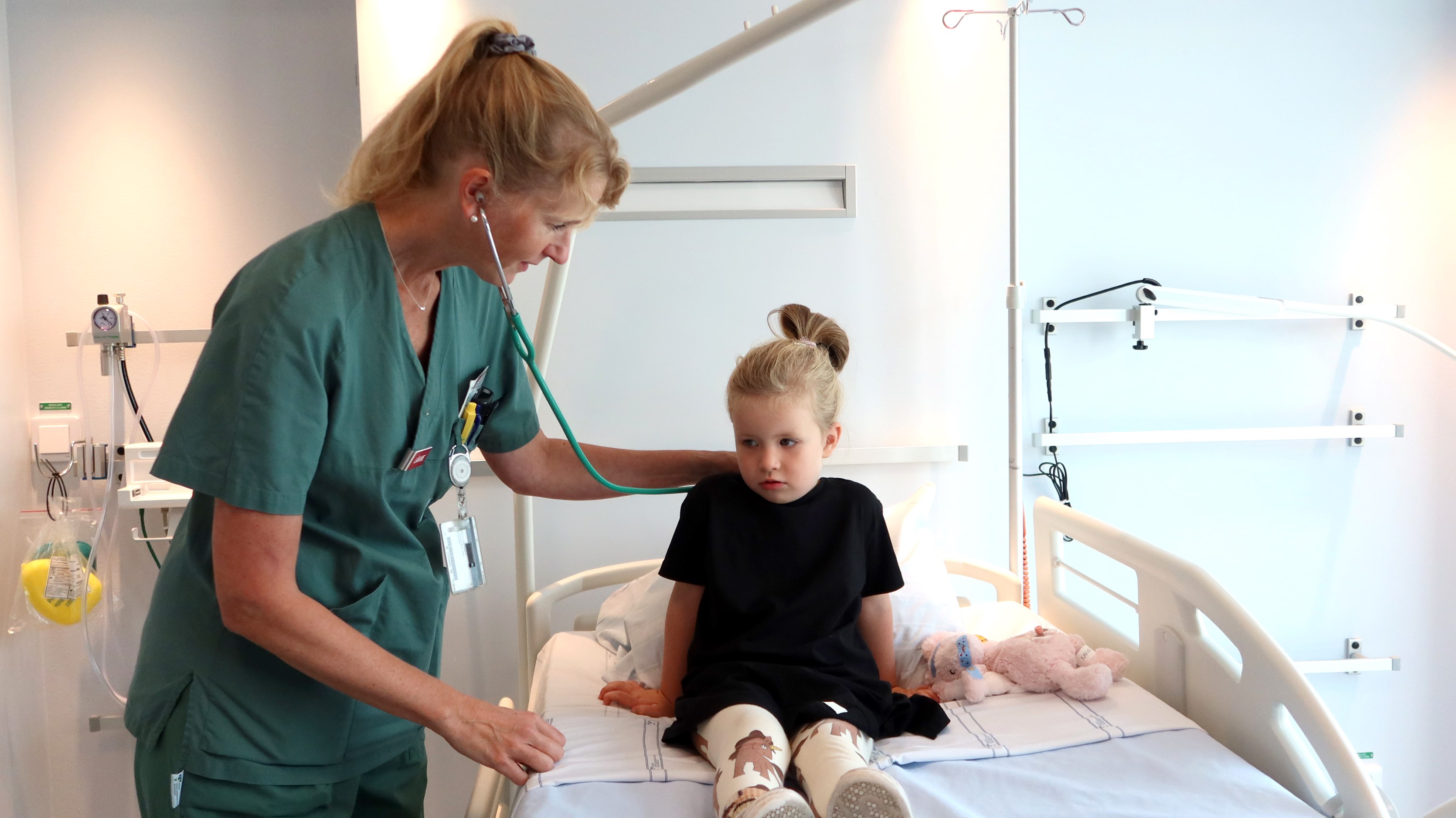 En doktor lyssnar med stetoskop