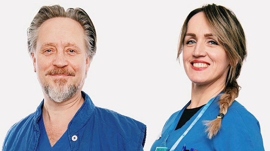 Två medarbetare står uppställda bredvid varandra.