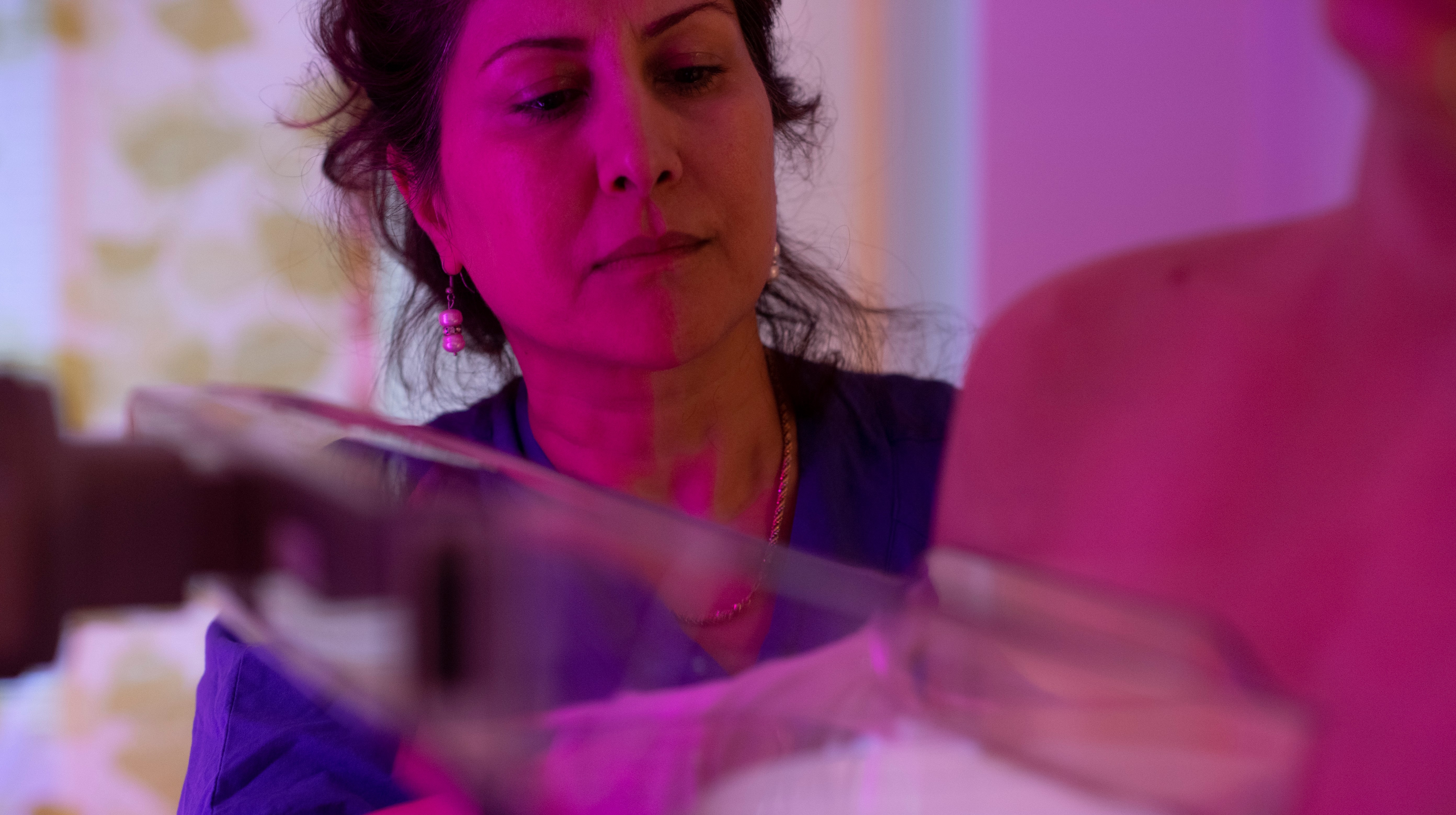 Vårdpersonal kontrollerar att mammografi går rätt till.