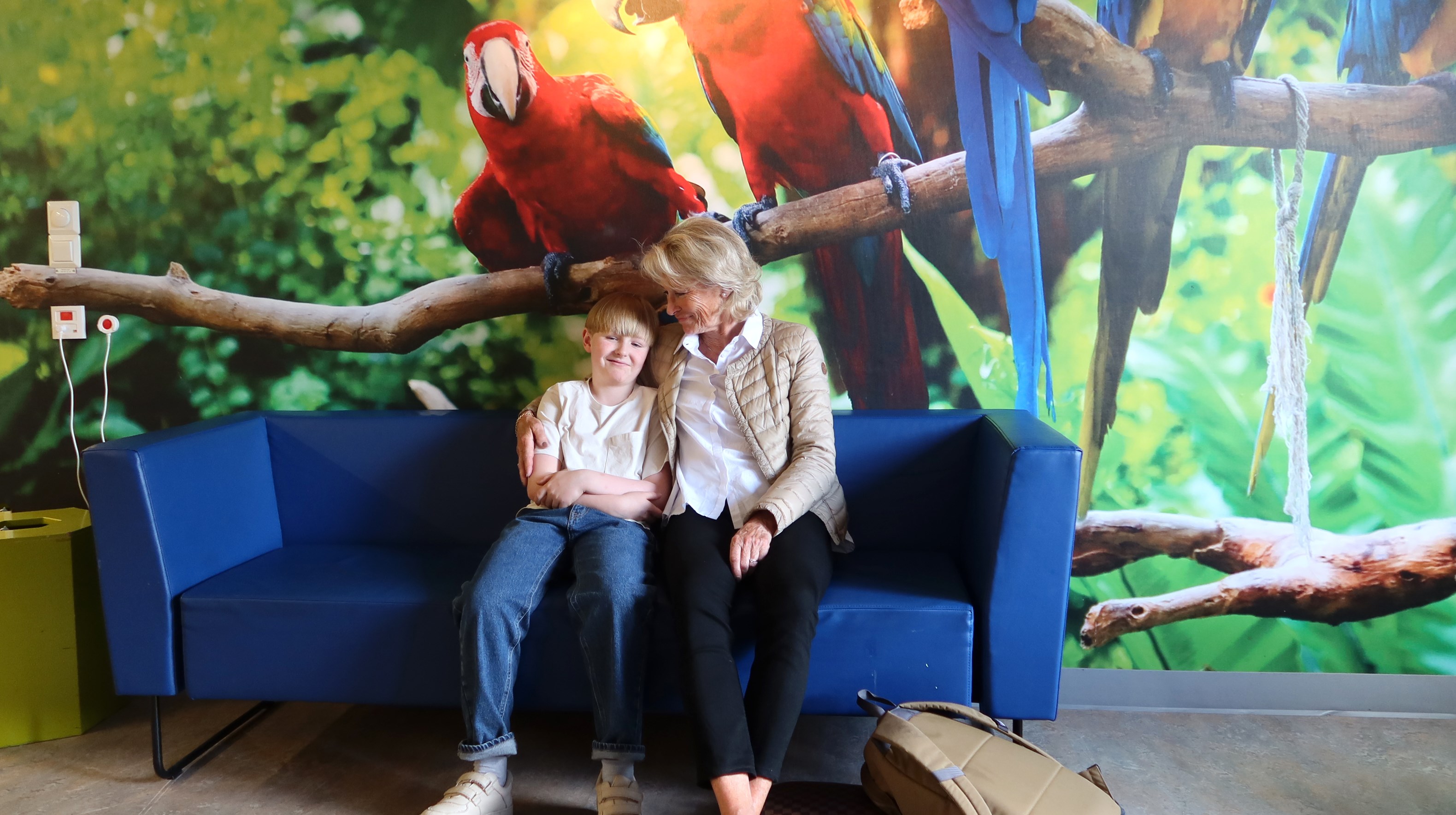 Ett barn och en mormor i ett väntrum