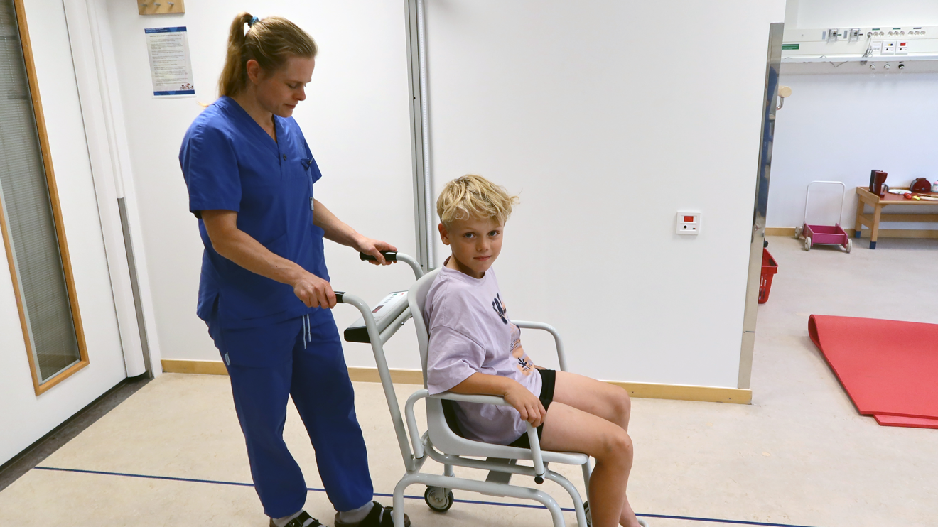 Ett barn i en stol våg-stol