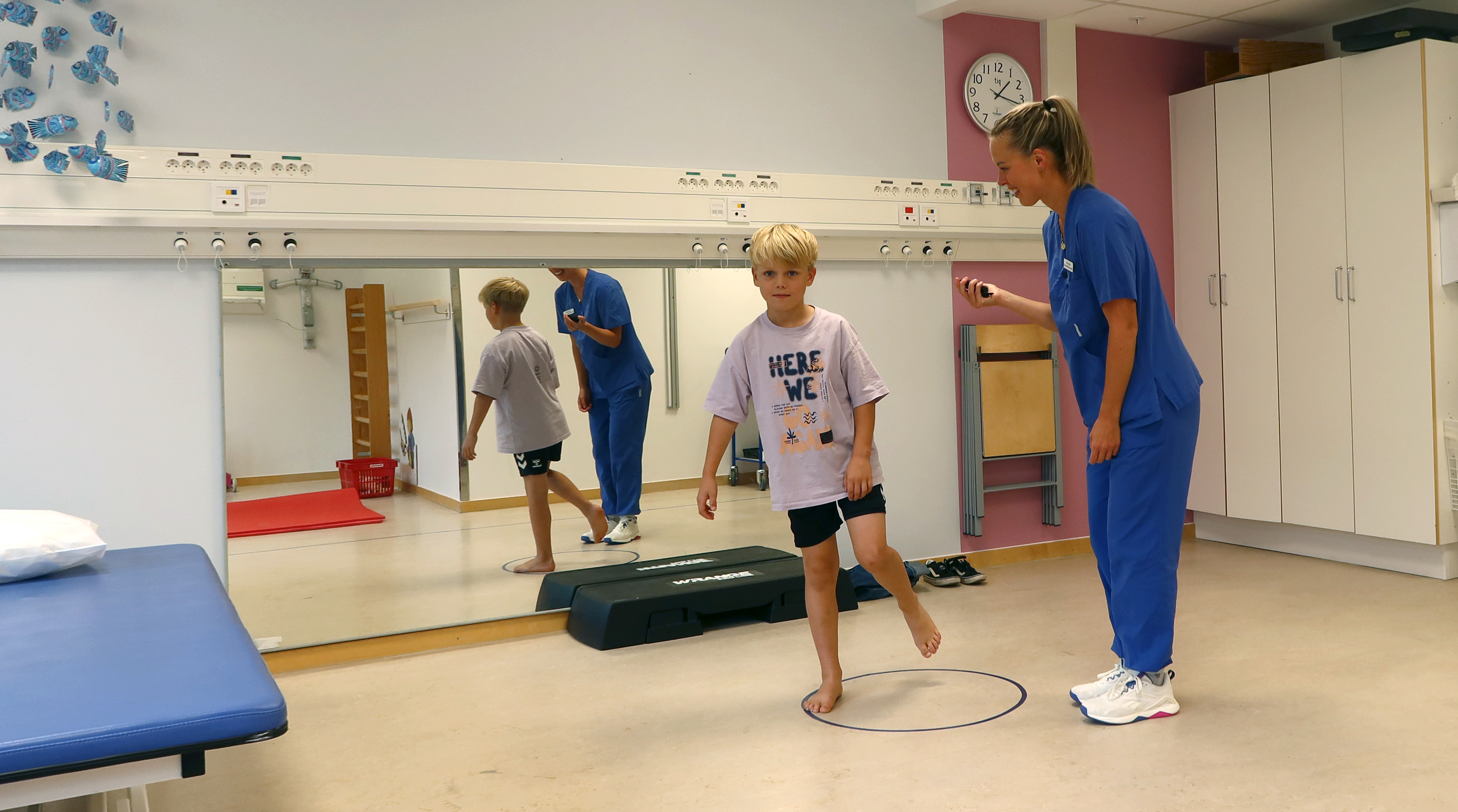 Ett barn står på ett ben