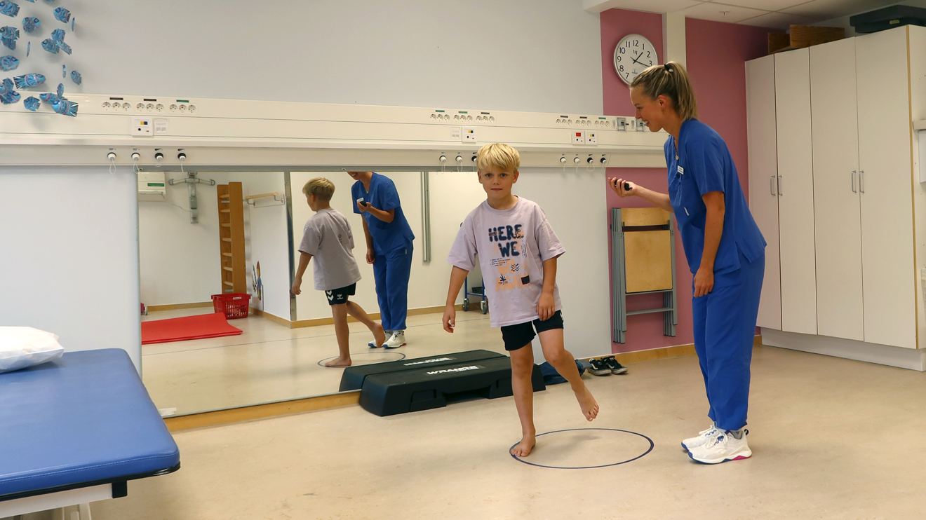 Ett barn står på ett ben