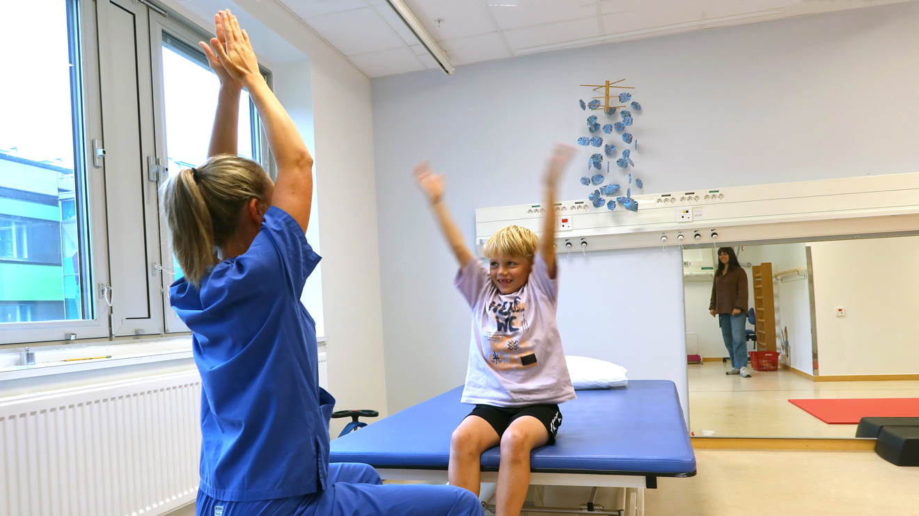 ett barn sträcker upp armarna