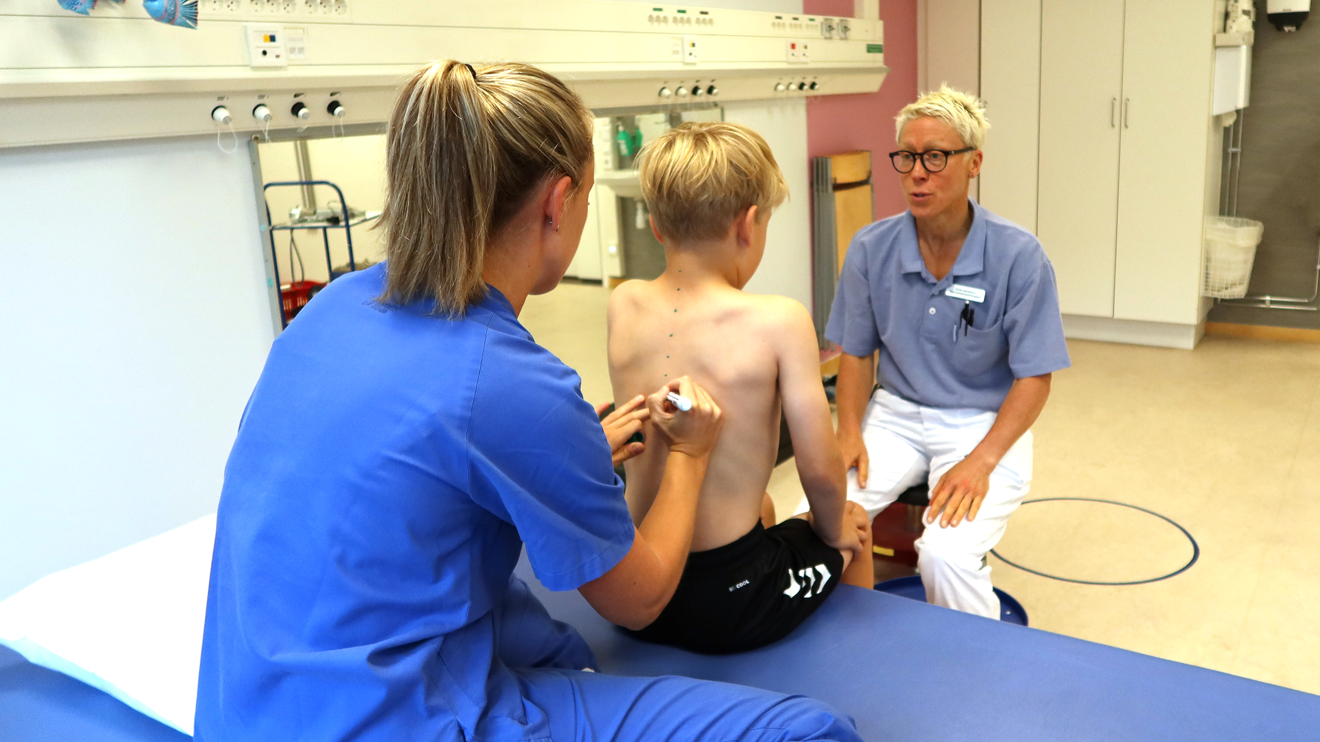 Ett barn har ritade prickar på ryggen