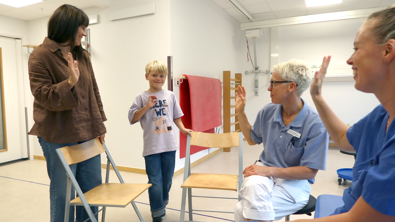 Ett barn vinkar hejdå