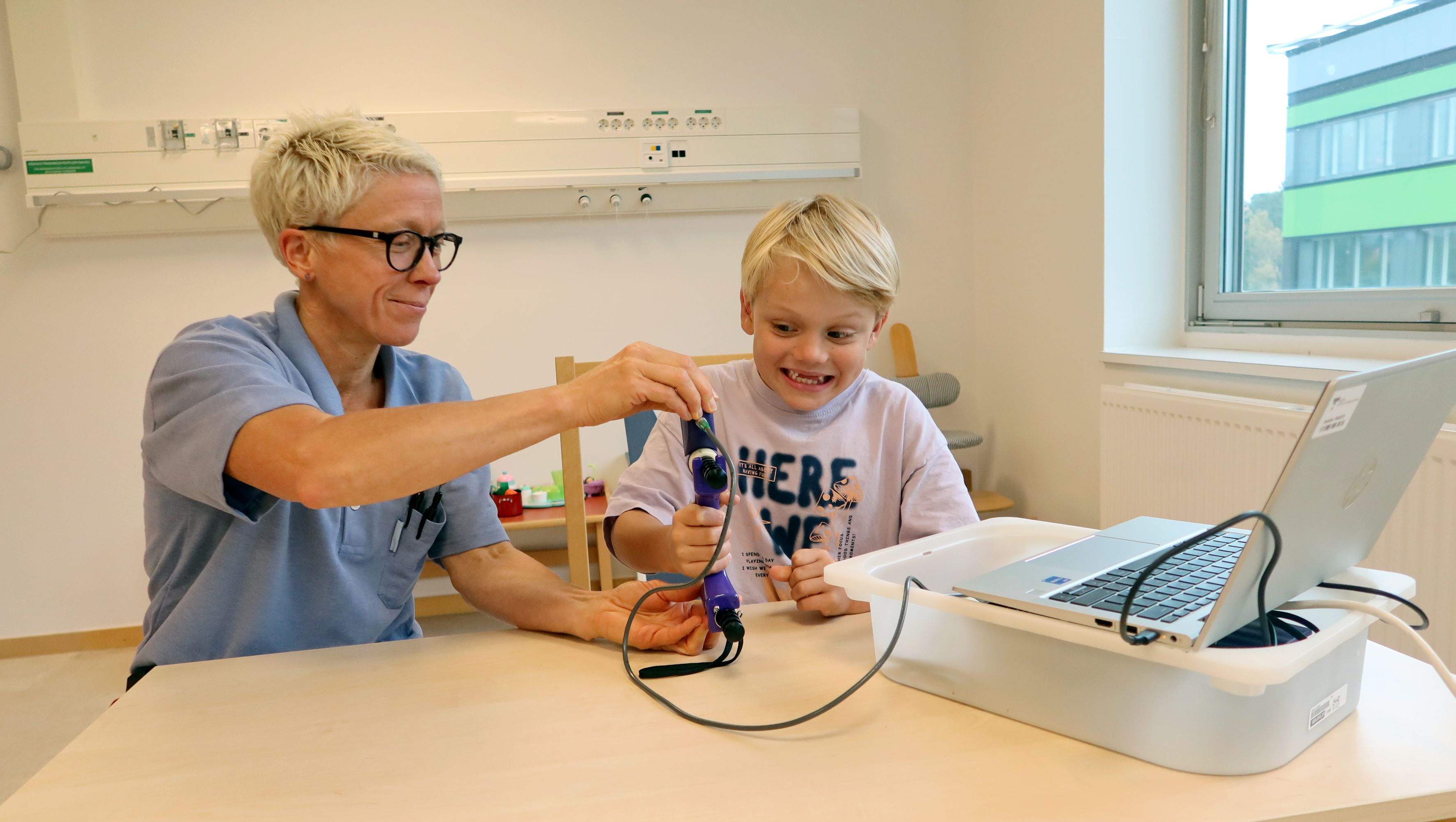 Ett barn testar handstyrka