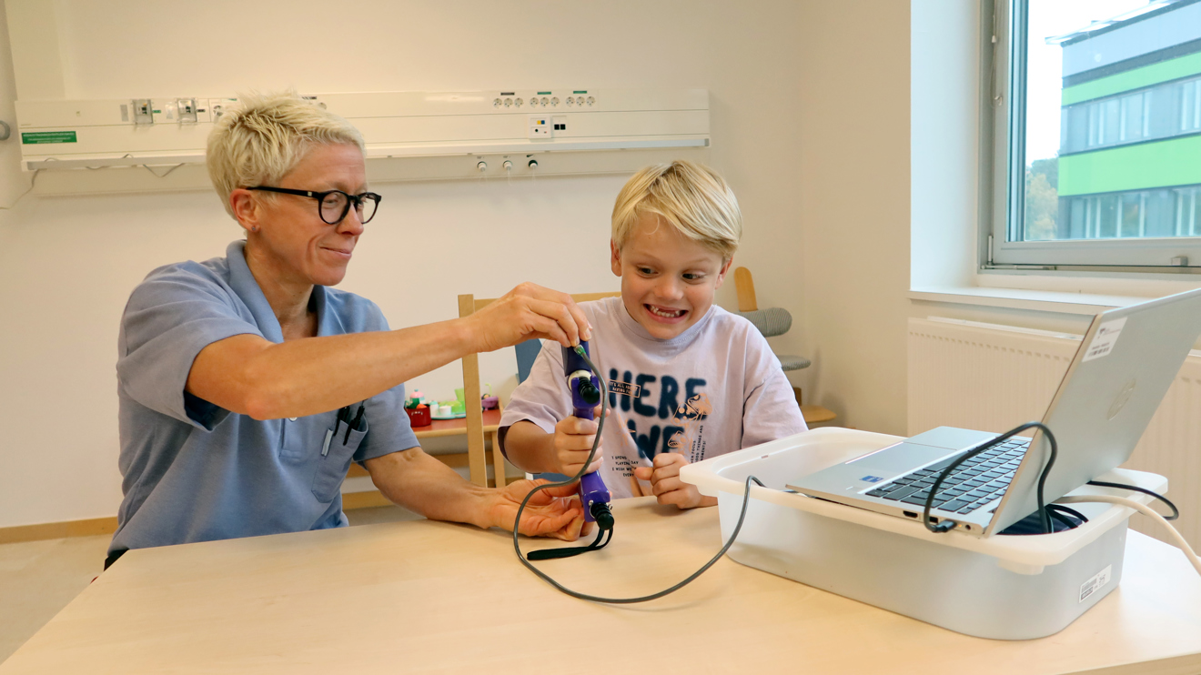 Ett barn testar handstyrka