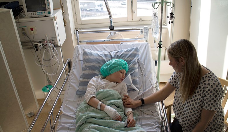 Ett barn sover i en sjukhussäng