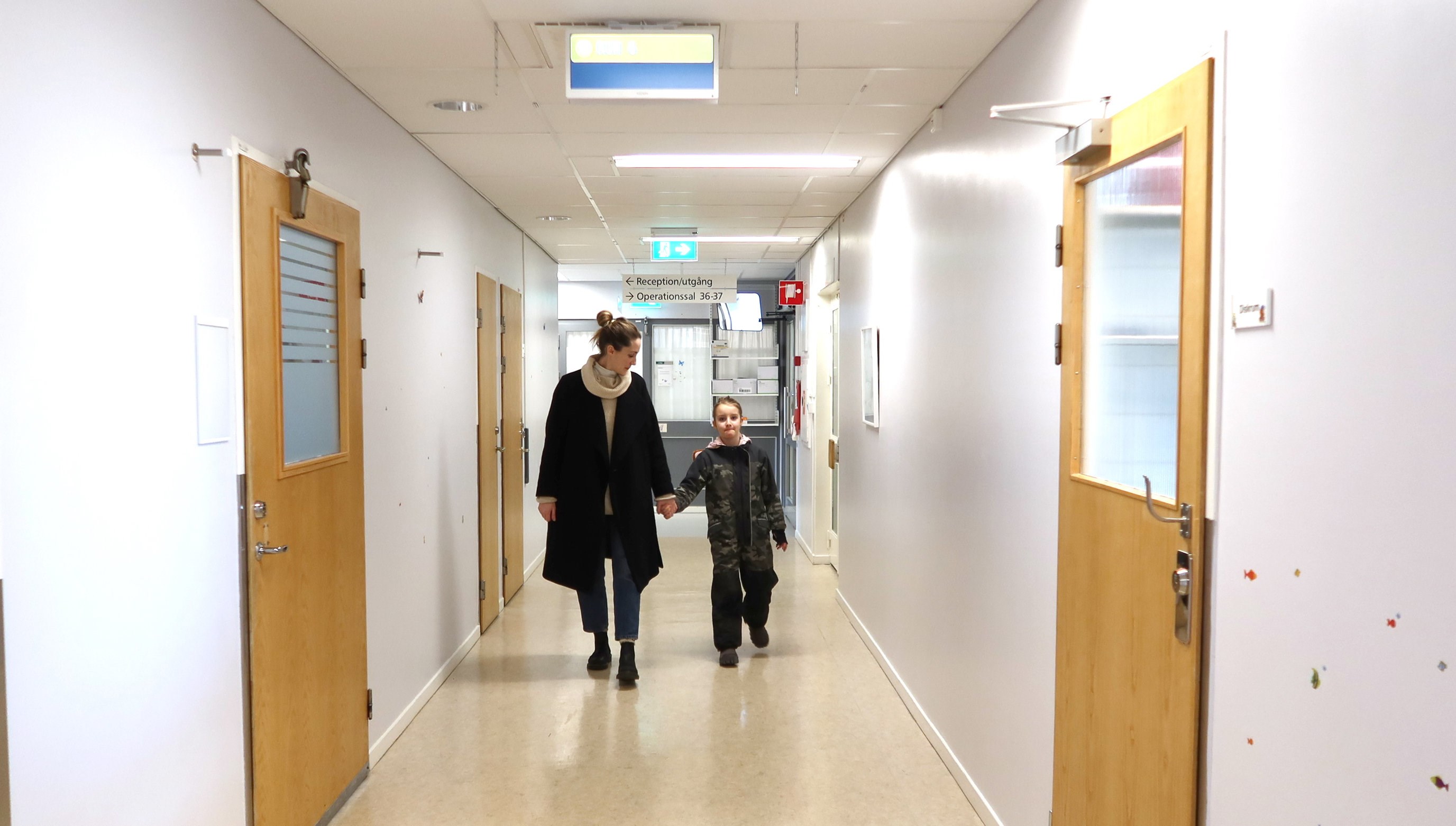 Ett barn och en mamma går hem