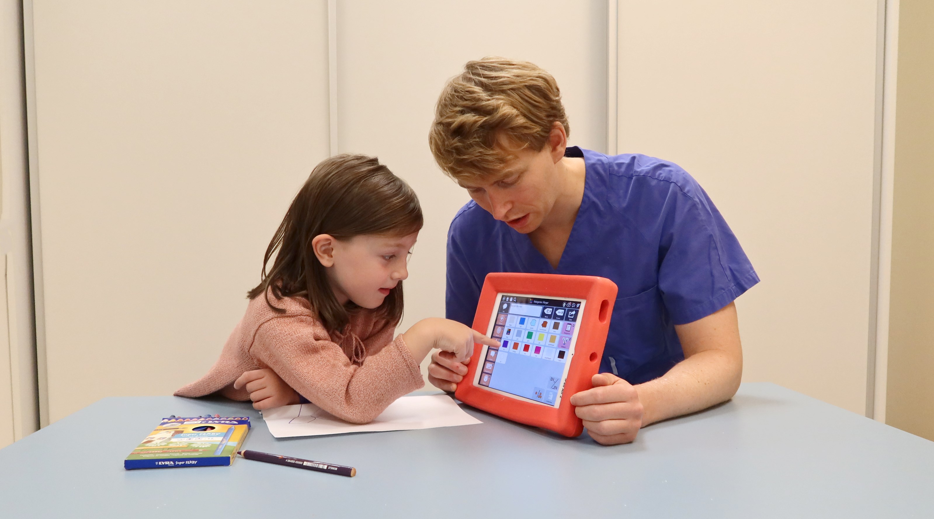 Ett barn pekar på en pekplatta