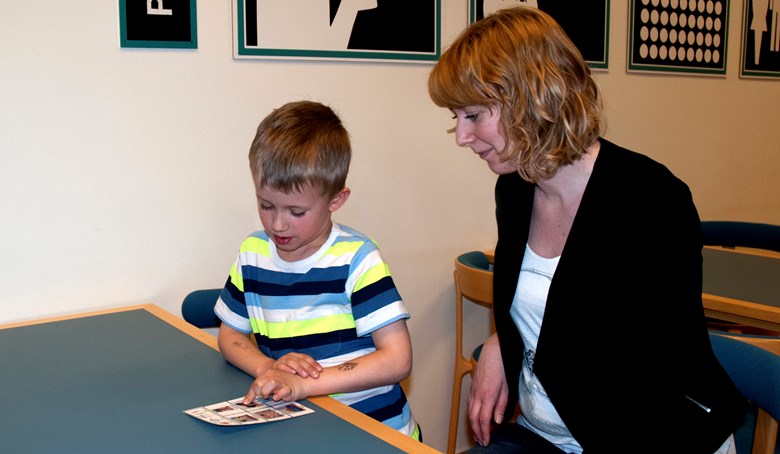Ett barn pekar på en pekkarta