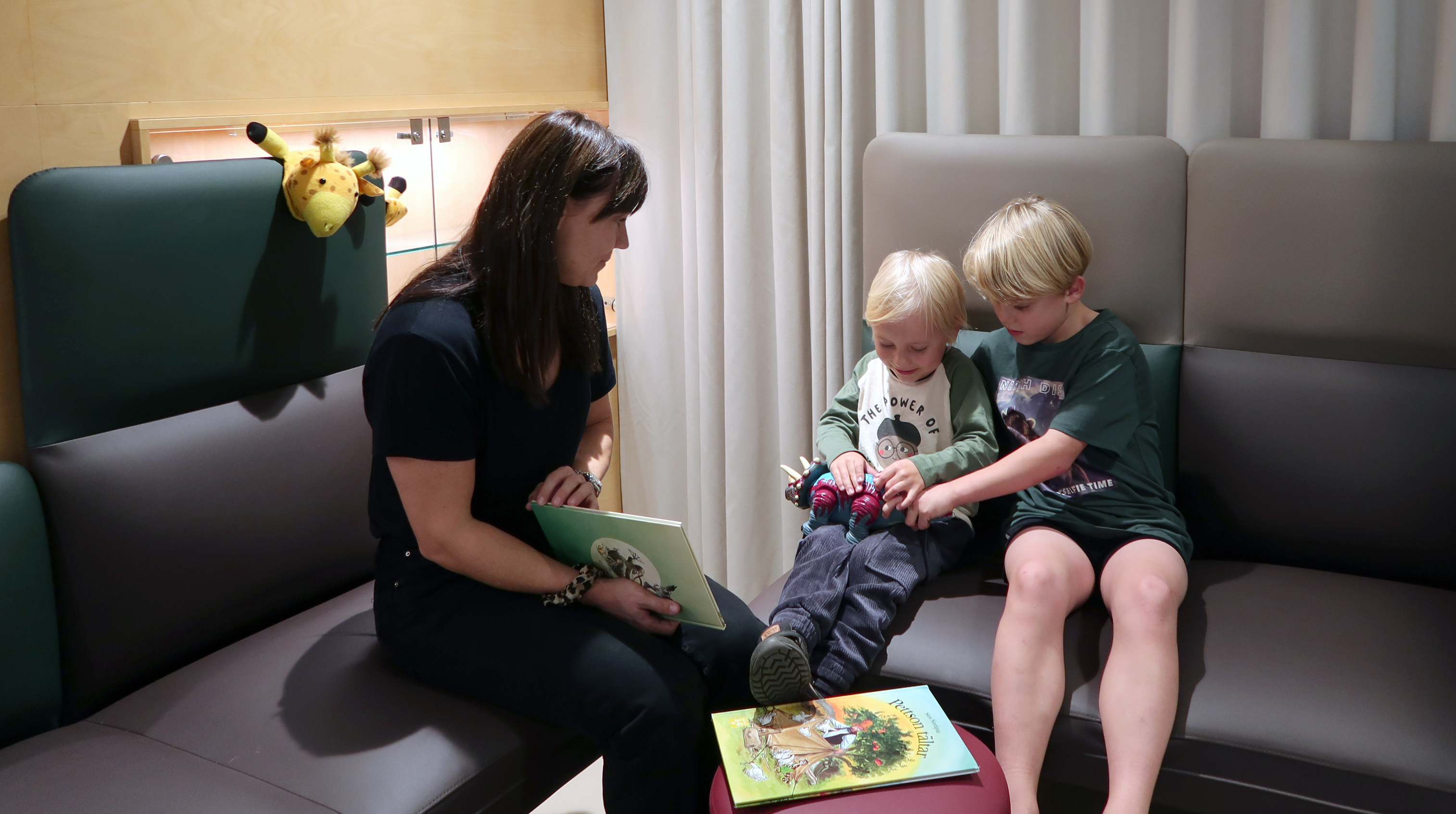 Två barn och en mamma i ett väntrum