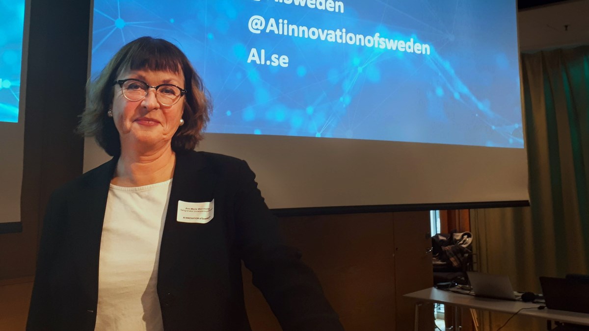 Sjukhusdirektör Ann-Marie Wennberg står på scenen under invigningen av AI Innovation of Sweden.