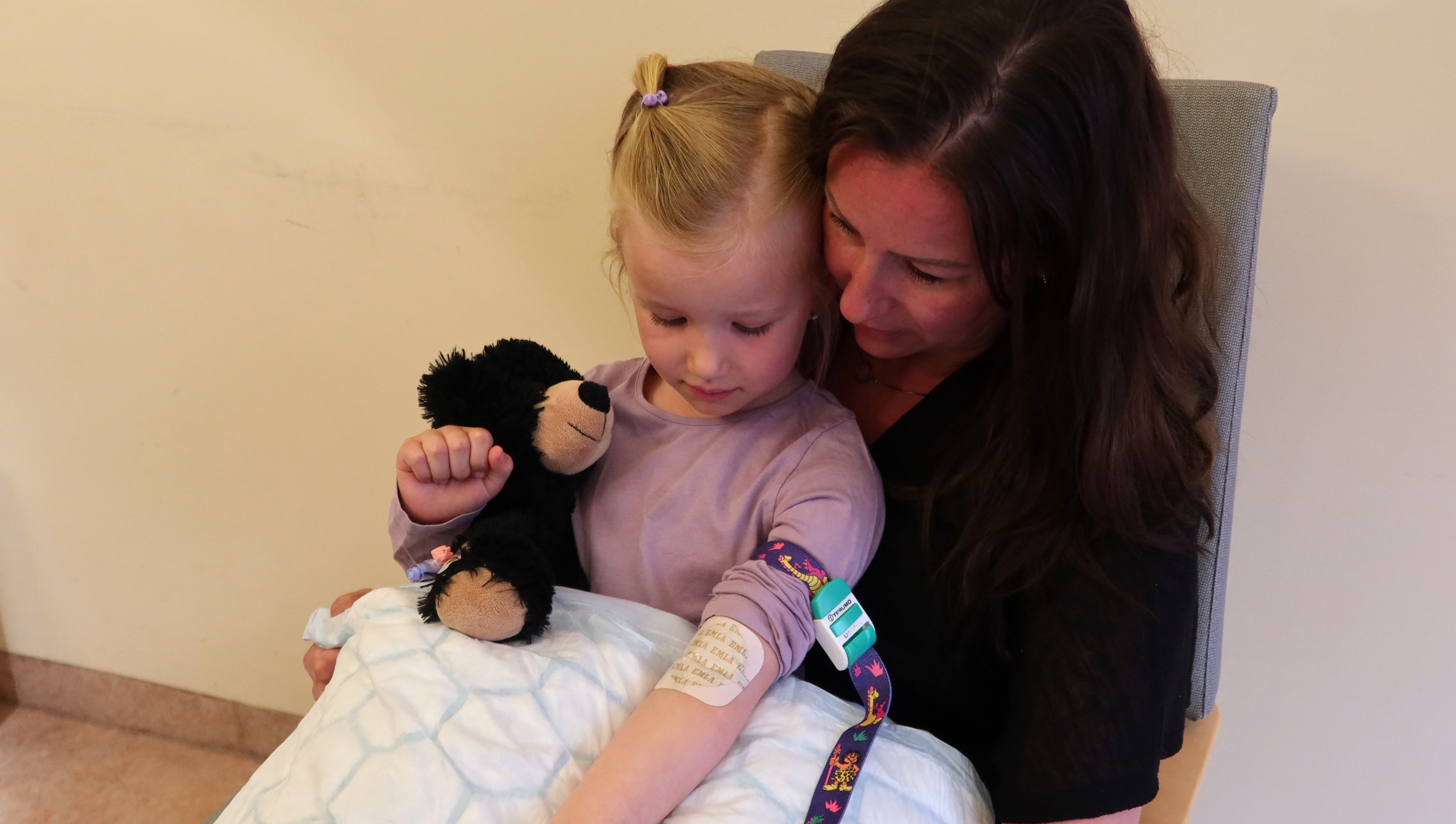 Ett barn med ett plåster på armen