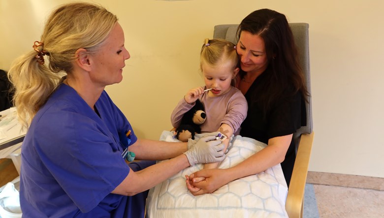 En sjuksköterska har satt en slang i armen på ett  barn