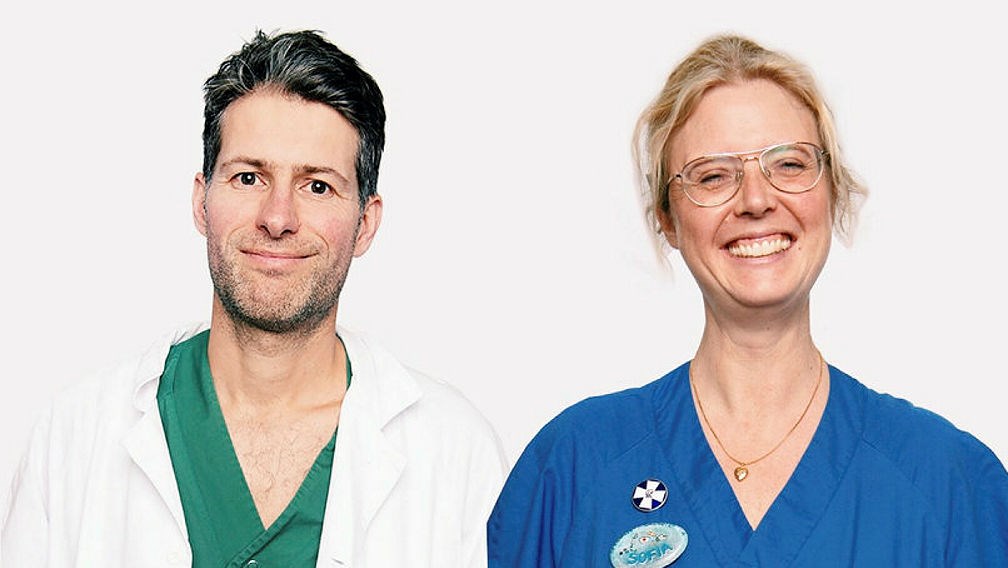 Två medarbetare står uppställda bredvid varandra.