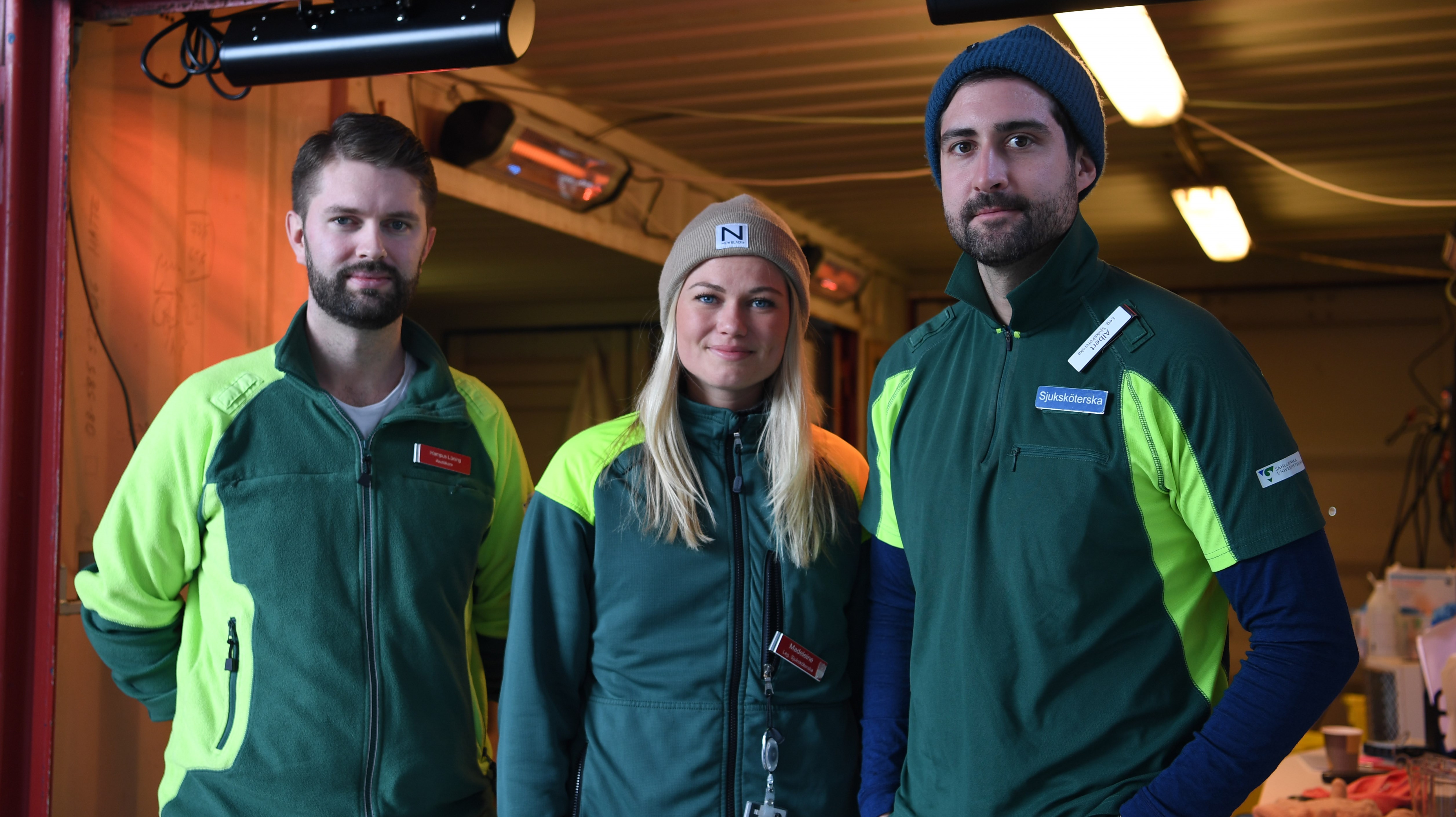 Tre medarbetare står uppställda bredvid varandra.