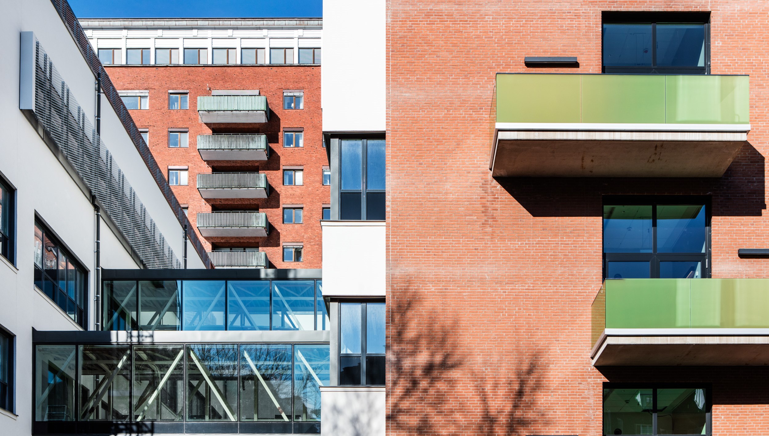 röd tegelvägg och gröna balkonger