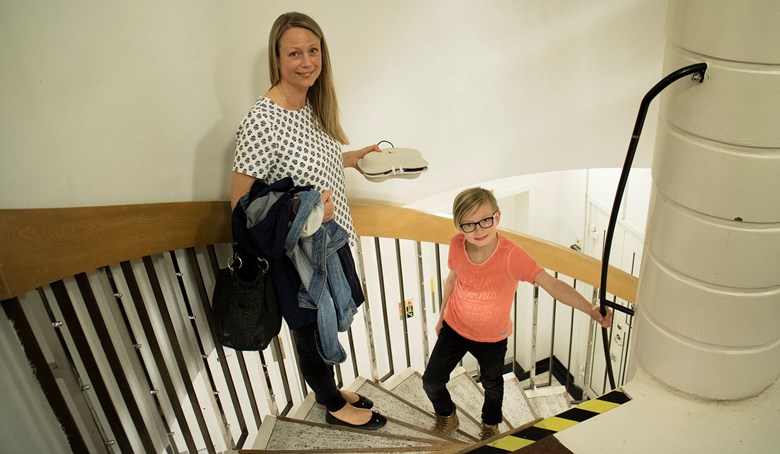 Ett barn och dess mamma i en trappa