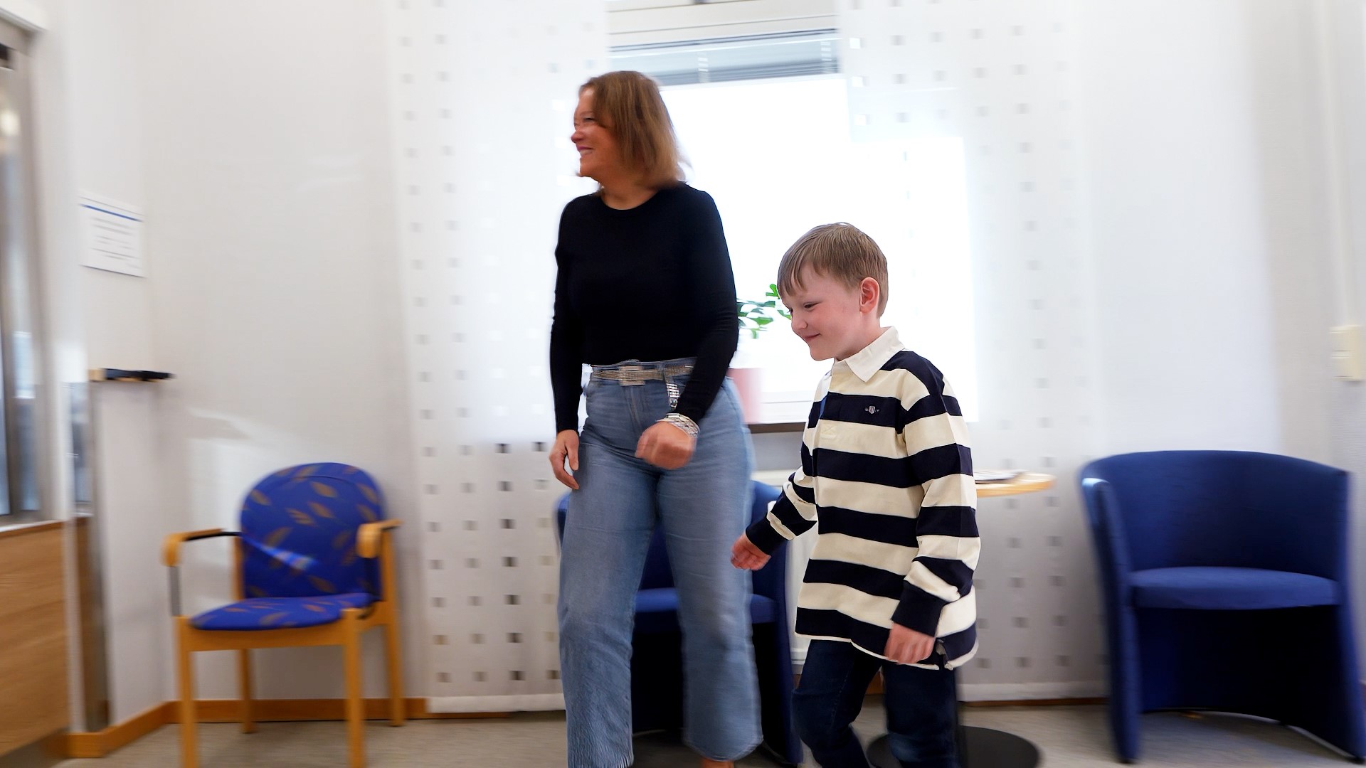 En mamma och en pojke i ett väntrum