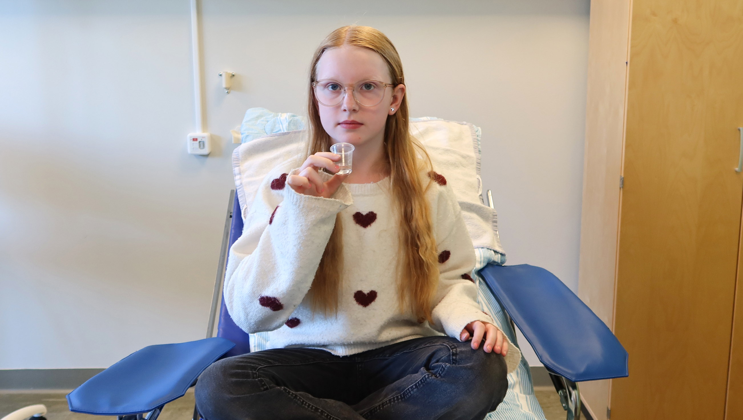 Ett barn ska ta medicin