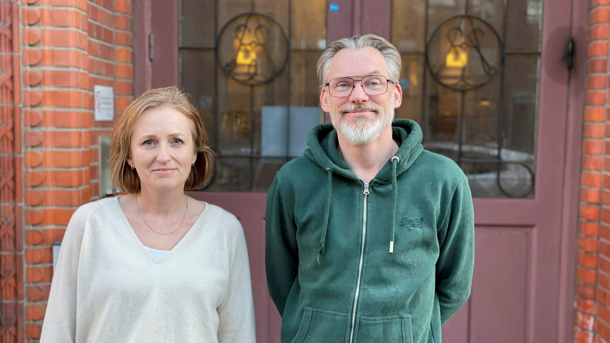 Gunnhildur och Sven står utomhus och ler mot kameran.