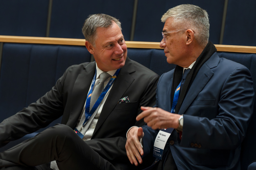 Sjukhusdirektör Boubou Hallberg i samtal med Aymeric Lim, CEO National University Hospital in Singapore (NUHS).