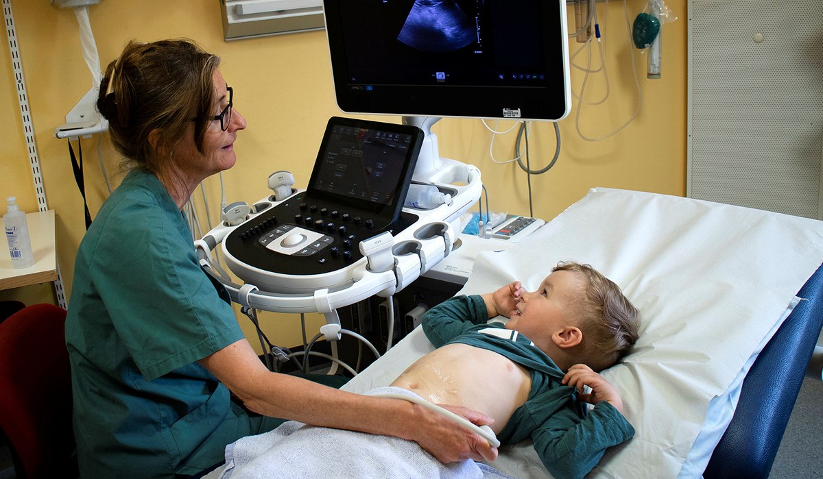 Ett barn får magen undersökt med ultraljud