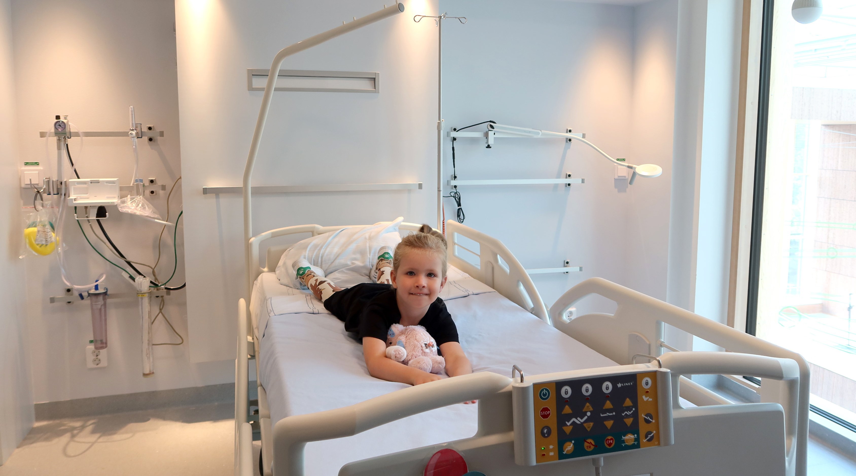 Ett barn i en sjukhussäng