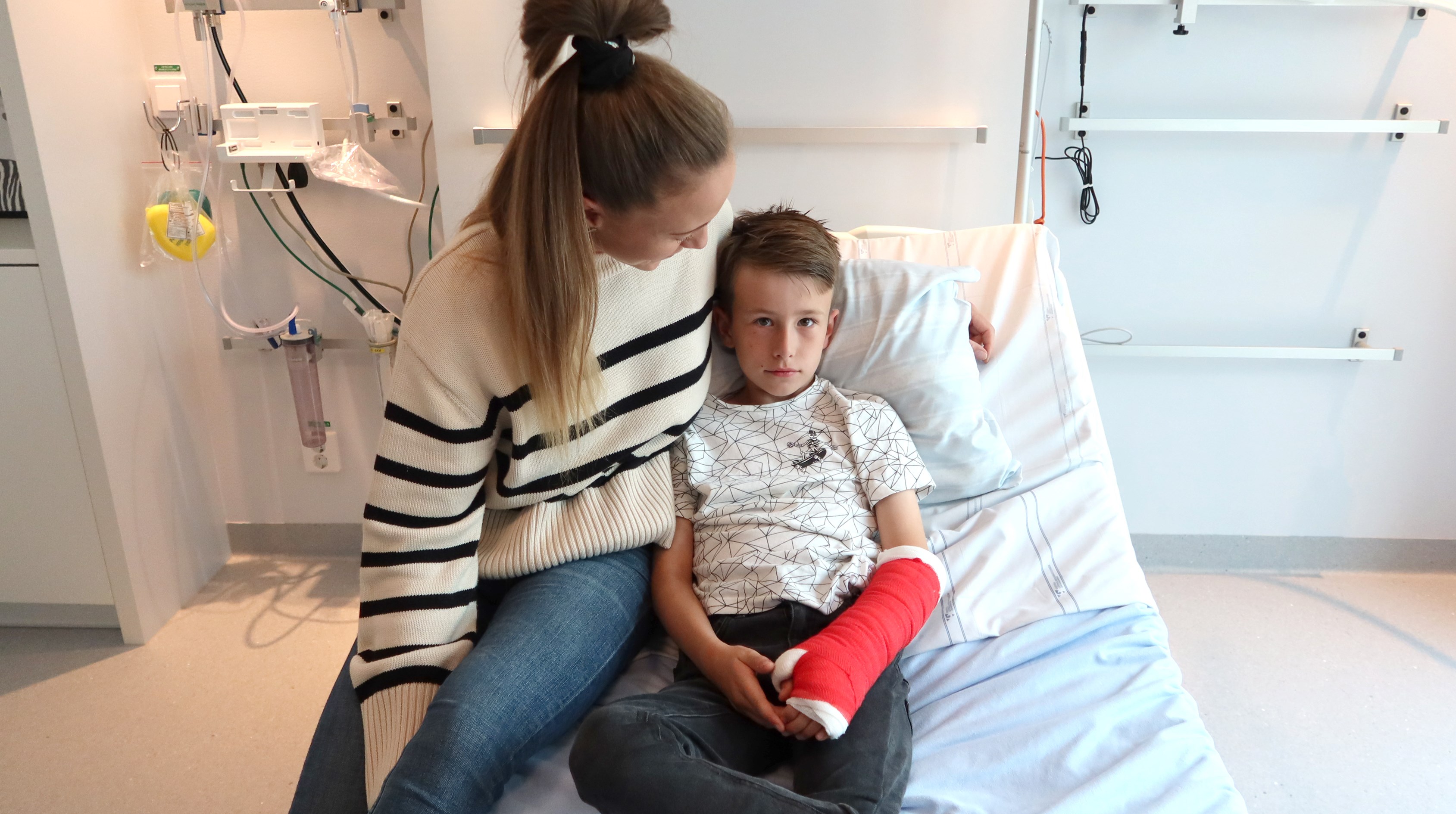 Ett  barn med gipsad hand