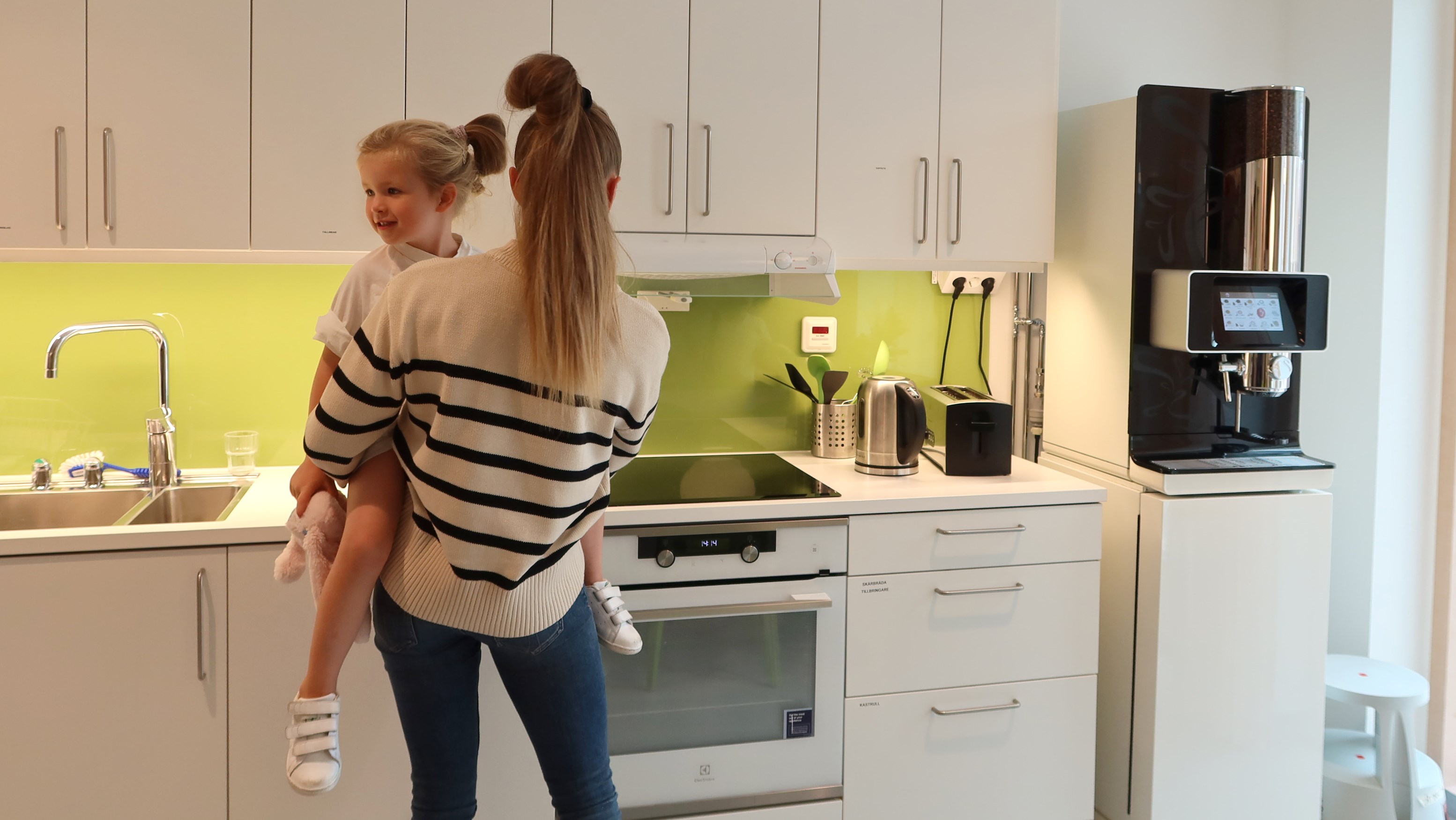 En mamma och ett barn i köket