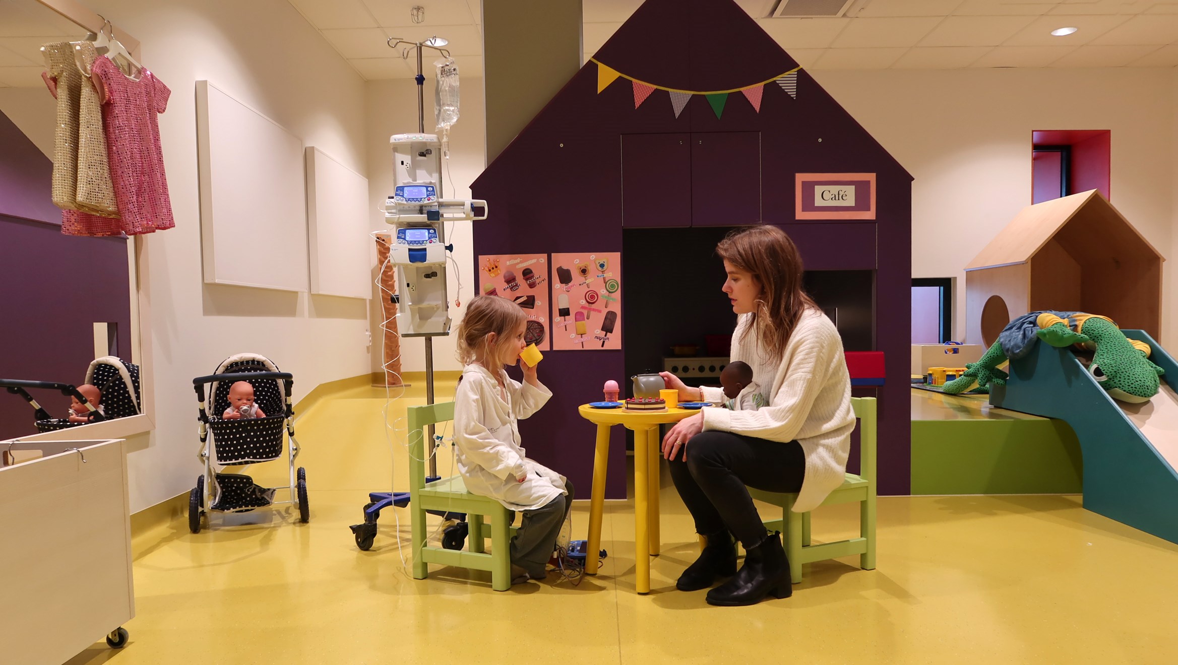 En mamma och ett barn leker på lekterapin