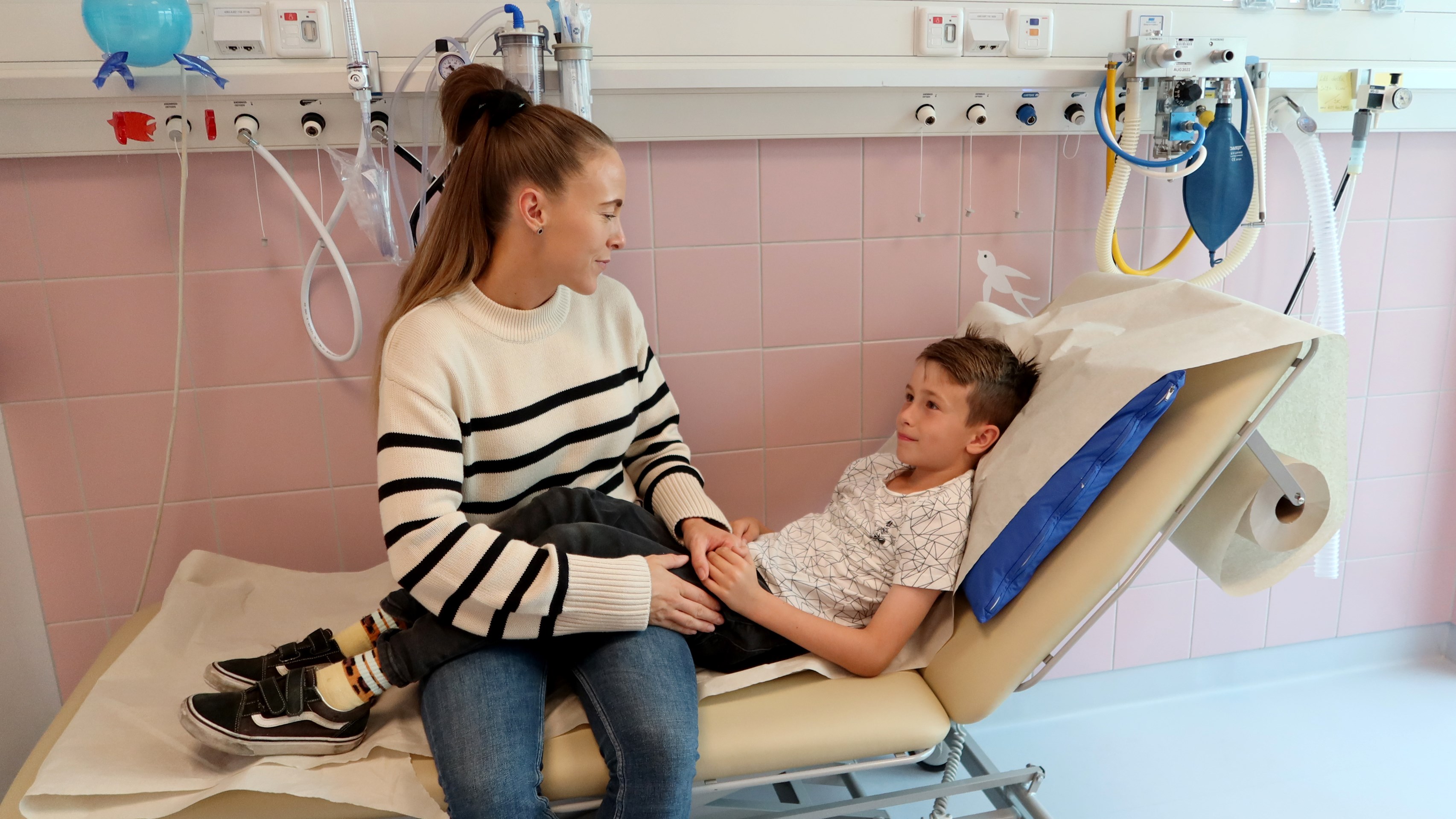 Ett barn vilar på en brits.