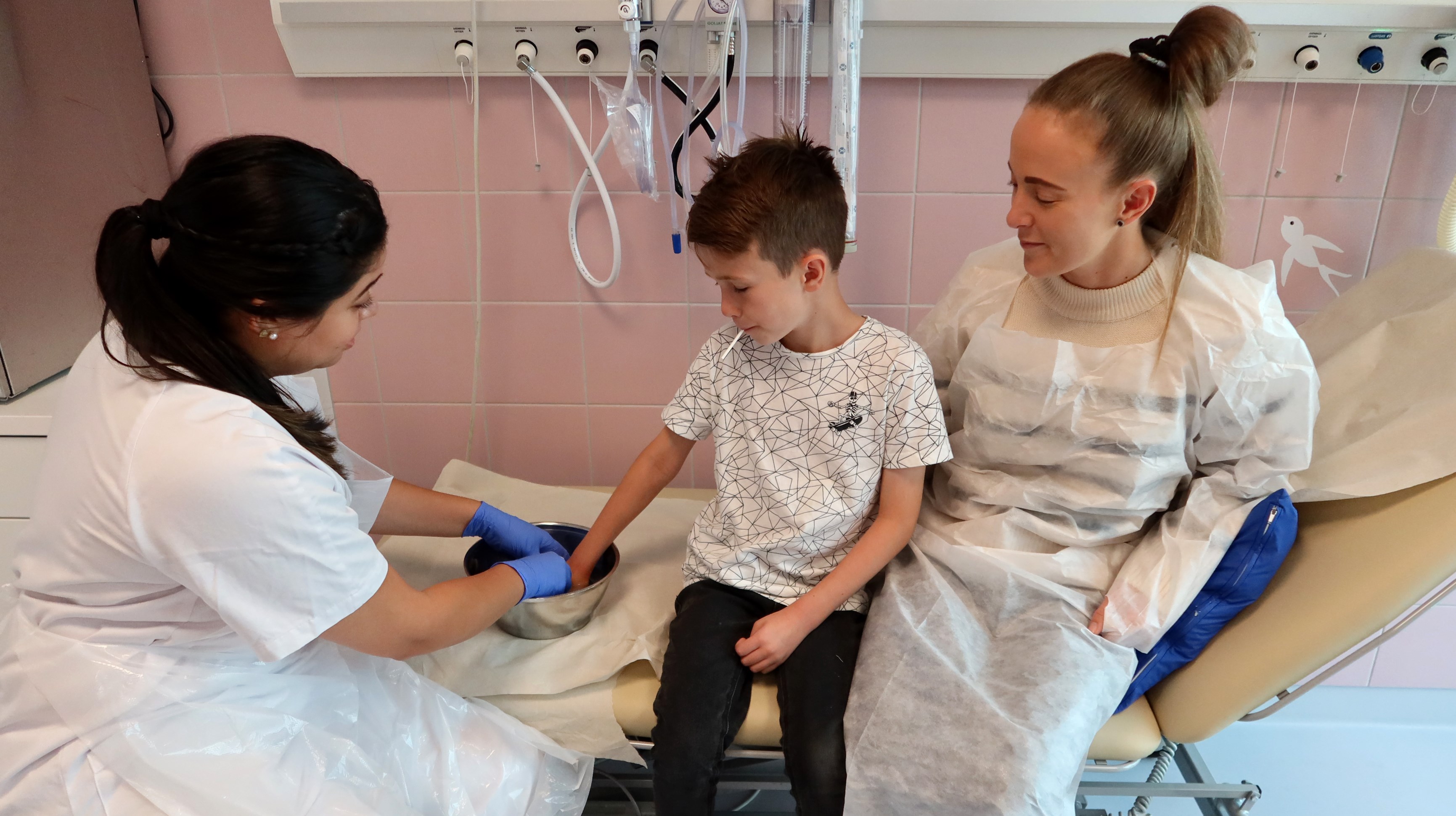 Ett barn sitter med handen i blöt.