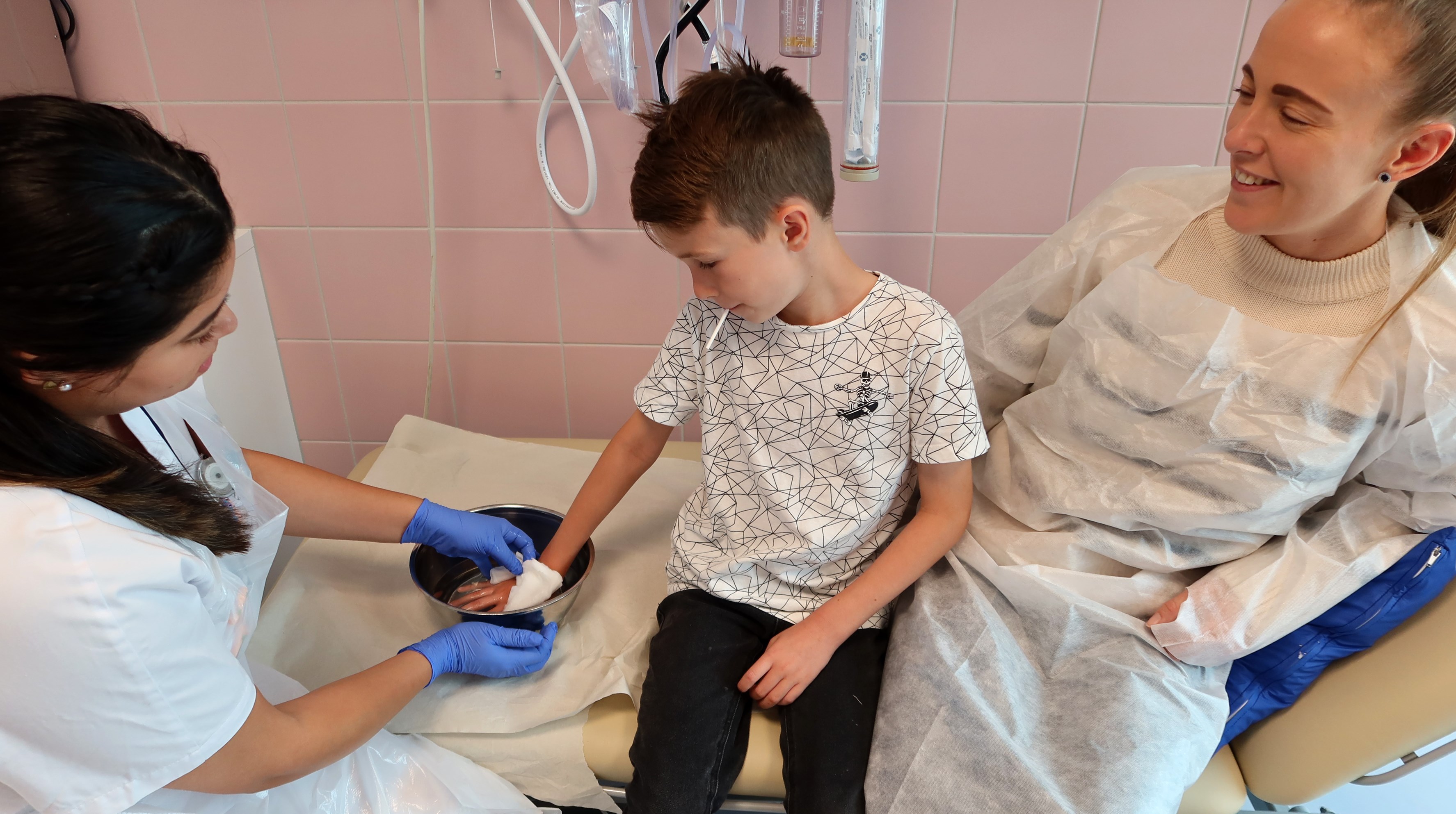 Ett barn sitter med handen i blöt.