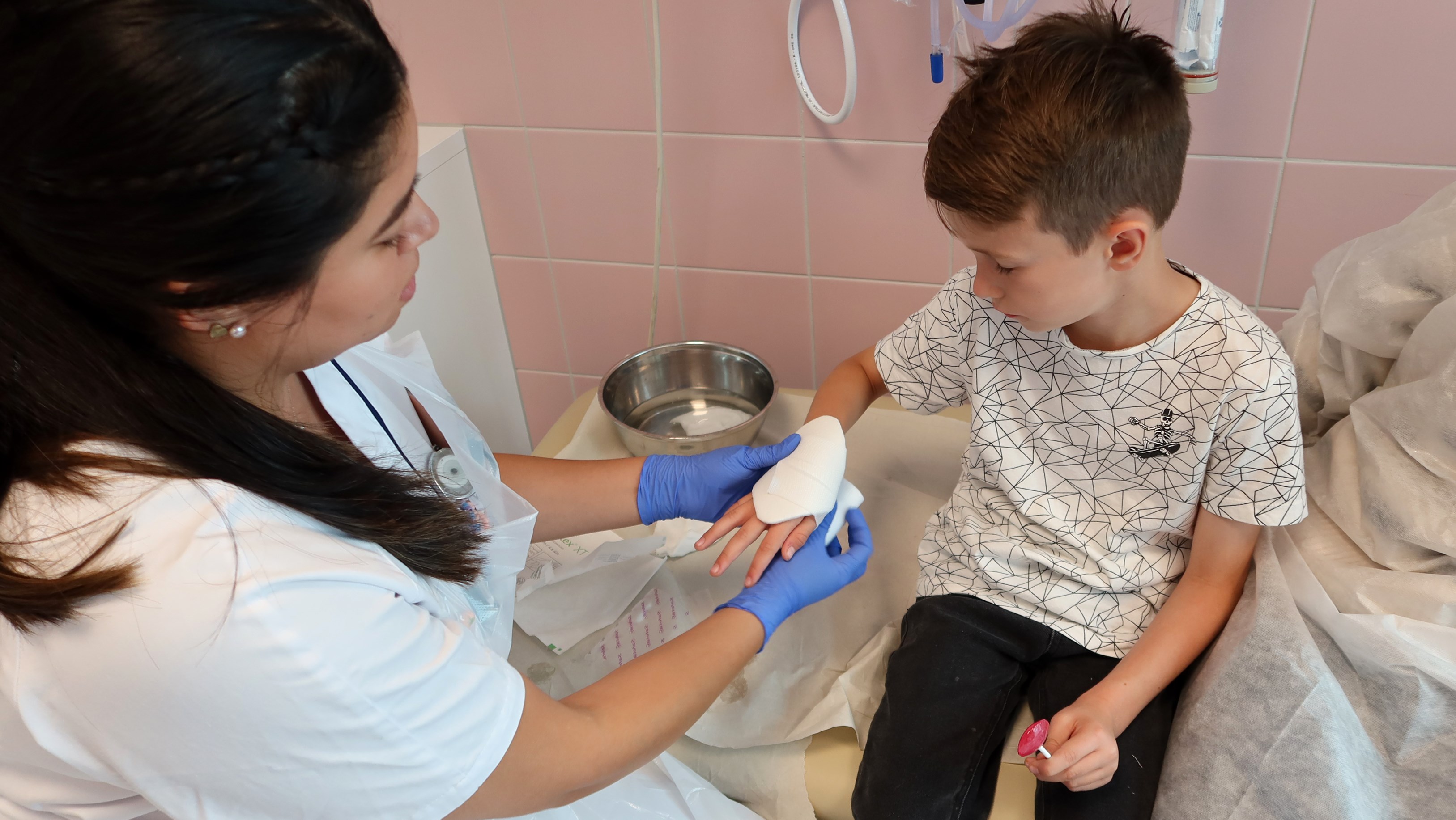 Ett barn får en kompress på handen