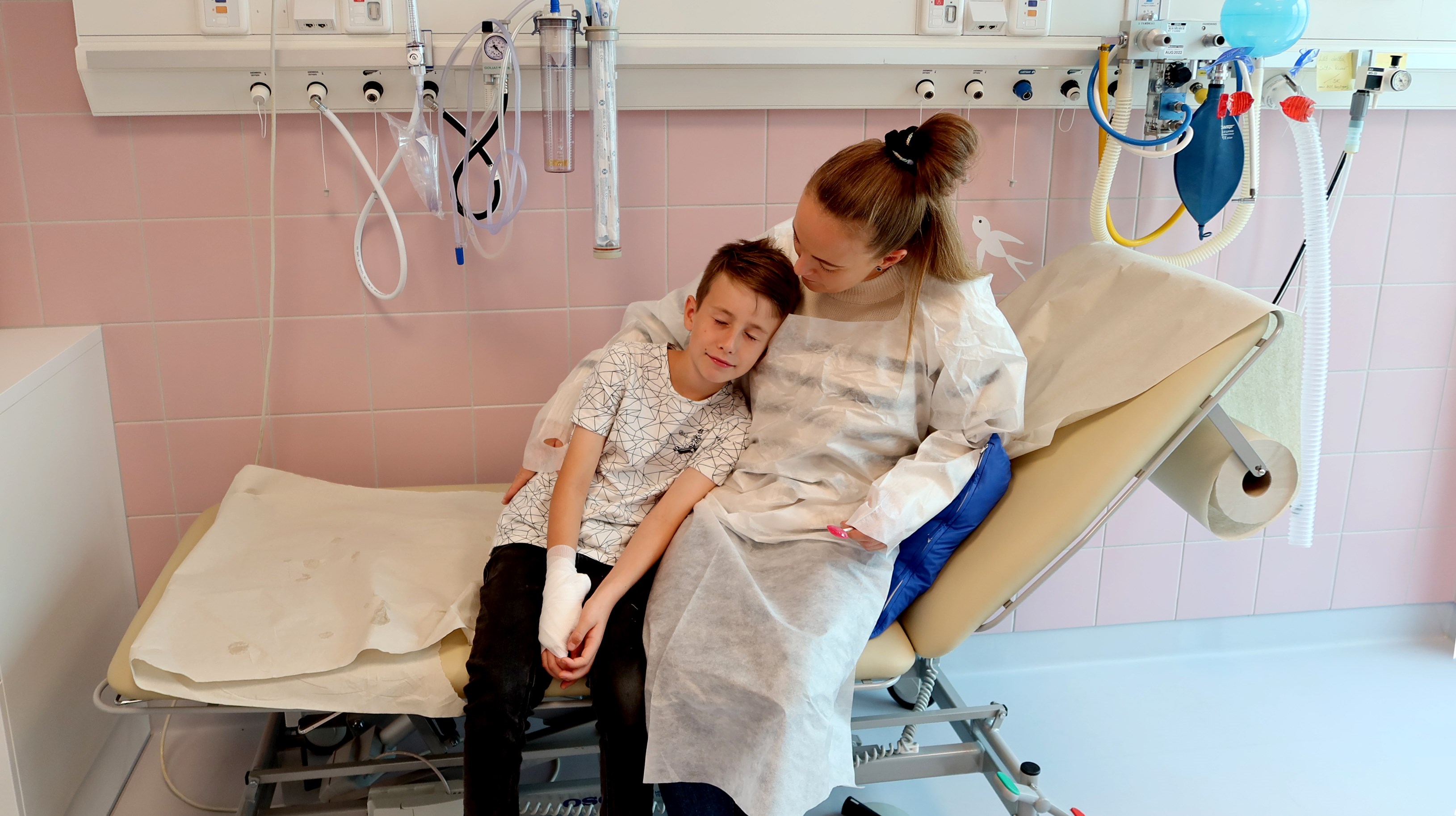 Ett barn vilar mot sin mamma