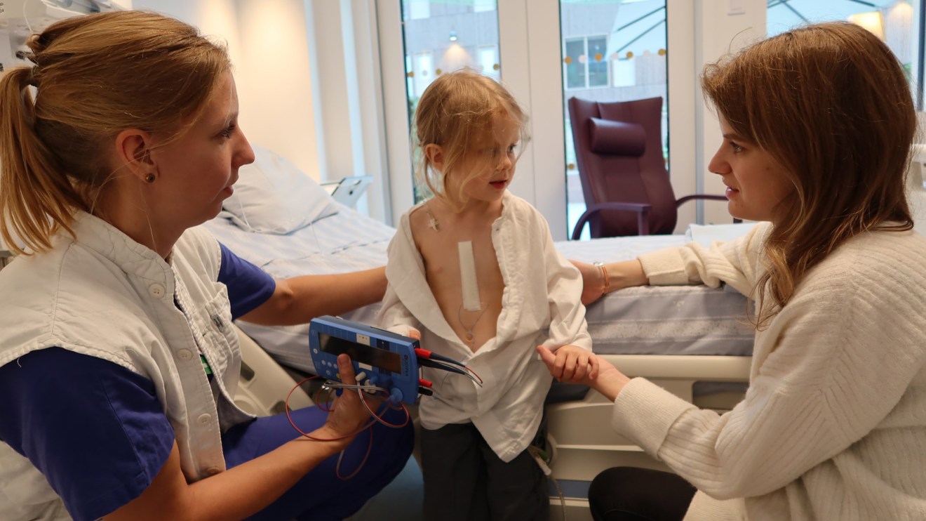 Ett barn står upp vid sin säng